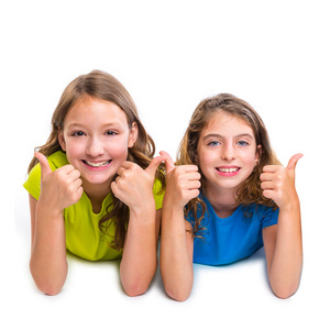 两个孩子女孩快乐好撒谎的手势竖起大拇指