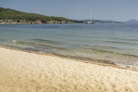 中央马其顿 Stiladario 海滩，Chalkidiki，遮阳伞和