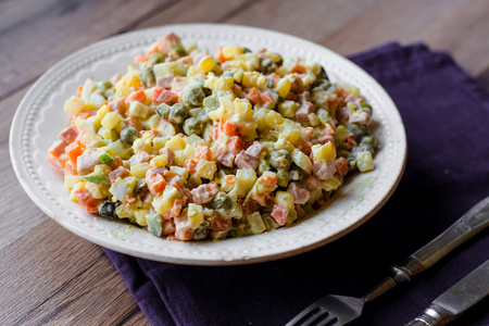 上加蛋黄酱分子的胃气学乌贼獐蛋黄酱碗关于传统的俄国的沙拉叫奥利维