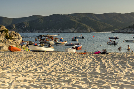 中央马其顿 Kalamitsi 海滩，Chalkidiki，遮阳伞和