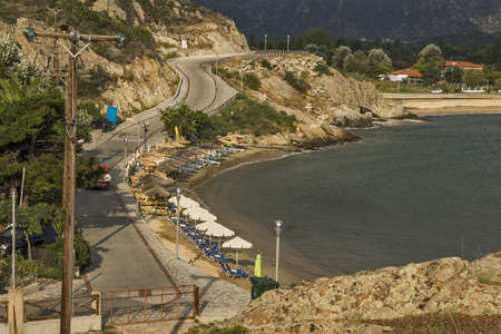 中央马其顿 Linaraki 海滩，Chalkidiki，遮阳伞和