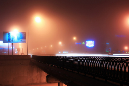 雾蒙蒙的秋夜城市图片