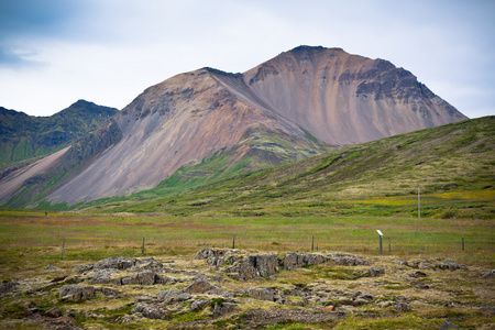 冰岛结块熔岩场和山景观