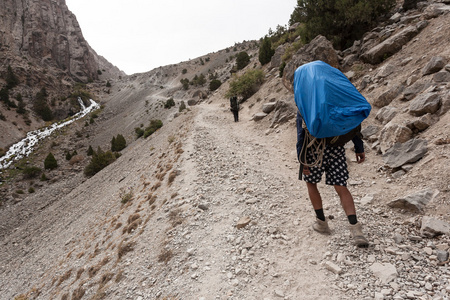 徒步旅行者在高山