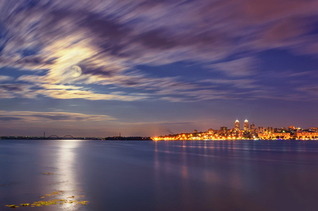     Full moon on the Dnipro