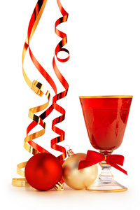 红酒杯 圣诞挂件和白色背景上的缎带