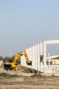 挖掘机在新厂建设工地上工作