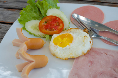 煎的鸡蛋 熏肉和香肠一起吃早餐