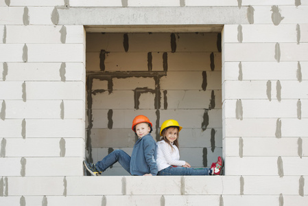 男孩和女孩在建筑工地上玩