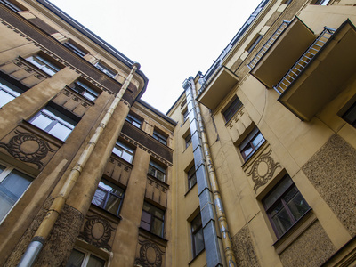 圣彼得堡，俄罗斯，在 2014 年 11 月 3 日。典型的房子在二十世纪初建造一个建筑片段