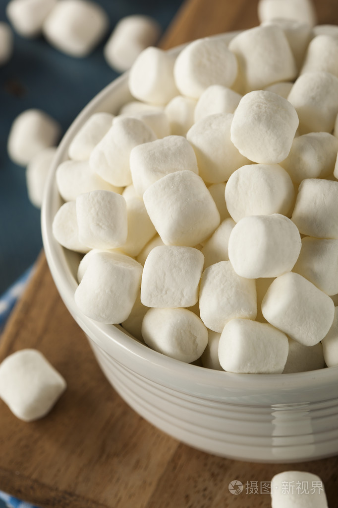 在一个碗里的白色迷你棉花糖