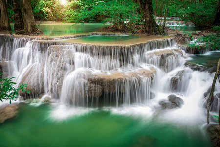泰国瀑布在KanchanaburiHuayMaekamin