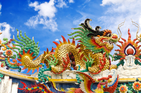 在支柱上的彩龙中式风格龙雕像在寺庙的屋顶上照片