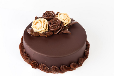 巧克力蛋糕，奶油玫瑰装饰在上面