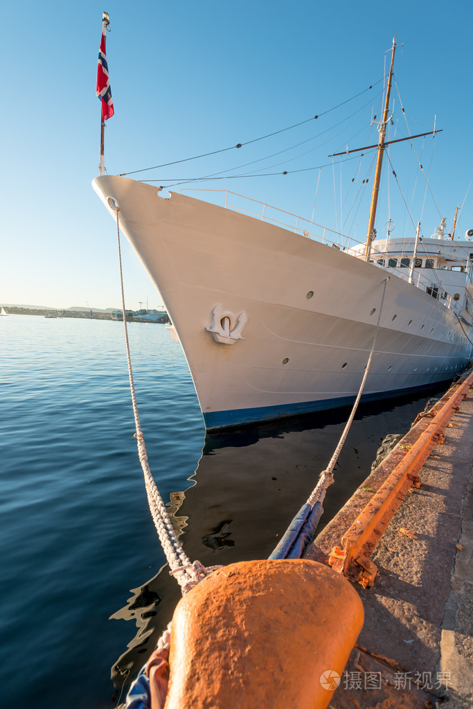 白船上天空背景
