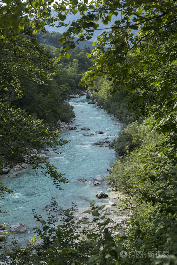 高山河流