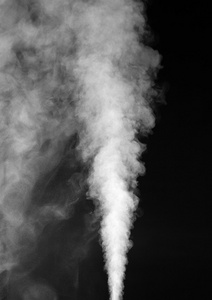 黑色背景上的白色蒸气图片