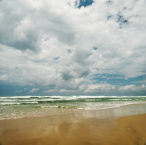 海与海浪和多云的天空