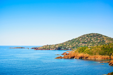 在 Esterel 岩石沙滩海岸和海的一家同志。科特迪瓦天青，普罗旺斯