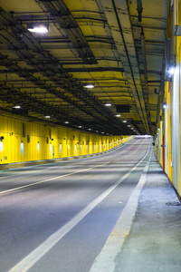 现代隧道公路车辆运输