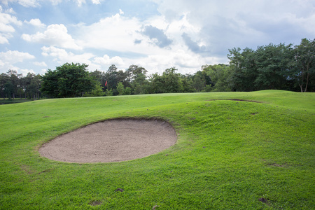 高尔夫球场沙坑与绿草