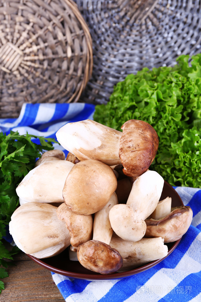 用草药板上的野生蘑菇