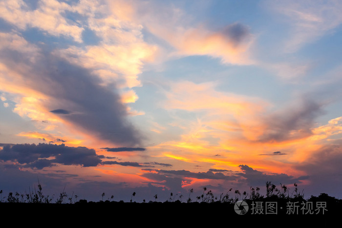 非洲日落与戏剧性云在天空上