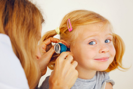 儿科医生检查小女孩耳朵图片