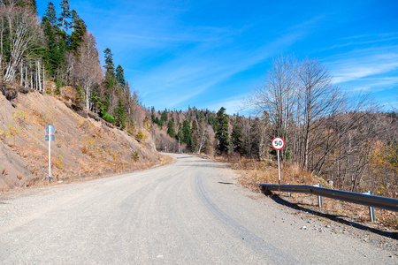 Caucas 山。弯曲的道路标志牌上写道