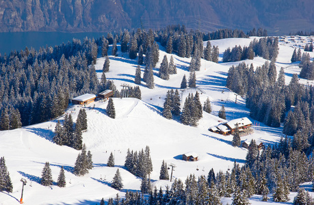 斜坡上滑雪度假村