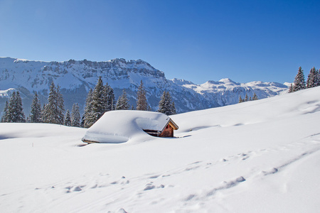 斜坡上滑雪度假村