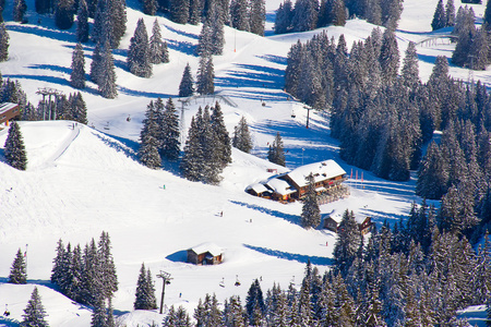 斜坡上滑雪度假村