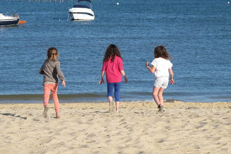 孩子们在海滩上运行