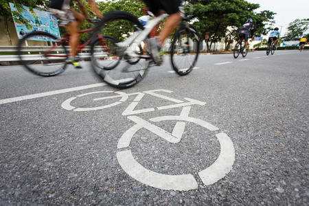自行车标志或图标和运动在公园里骑自行车的人