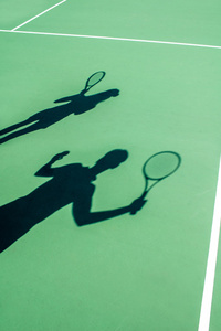球员在网球场上的阴影