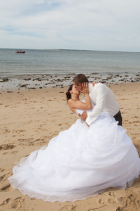 新娘与新郎结婚情侣接吻在沙滩上