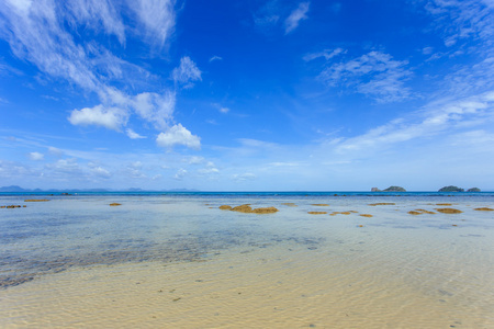 热带海洋和蓝蓝的天空，在苏梅岛，泰国