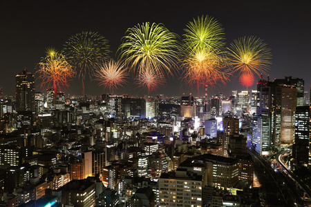 烟花在晚上庆祝在东京城市景观