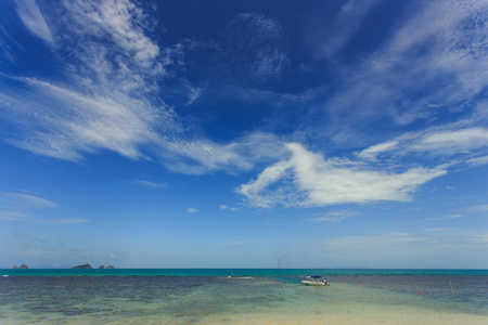 热带海洋和蓝蓝的天空，在苏梅岛，泰国