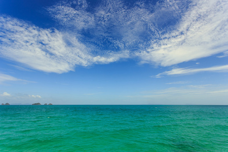 热带海洋和蓝蓝的天空，在苏梅岛，泰国