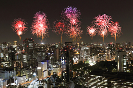 烟花在晚上庆祝在东京城市景观