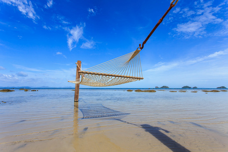 吊床之间在苏梅岛地处热带的海滩上