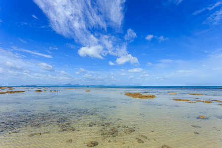 热带海洋和蓝蓝的天空，在苏梅岛，泰国