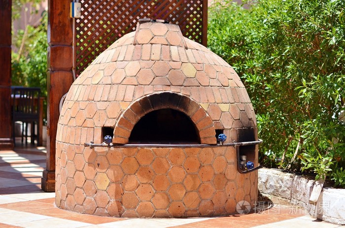 砖砌烤炉烘烤面包和披萨