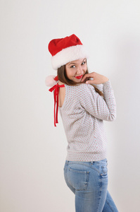 可爱的年轻女子，在白色背景上圣诞老人的帽子