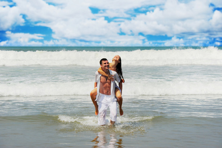 在海滩上的年轻夫妇