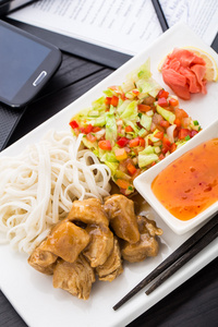 亚洲的快速样式午餐在办公室