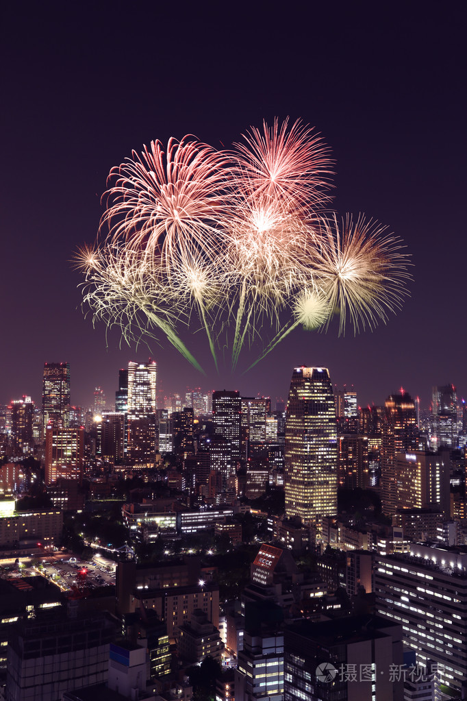 烟花在晚上庆祝在东京城市景观