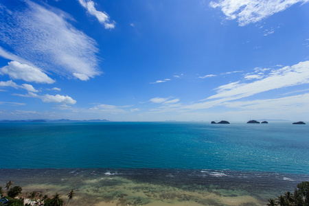 热带海洋和蓝蓝的天空，在苏梅岛，泰国