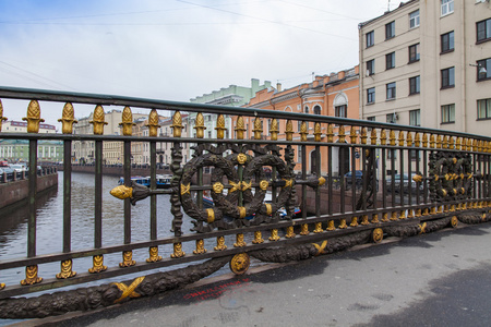 圣彼得堡，俄罗斯，在 2014 年 11 月 3 日。这座桥装饰格子的片段
